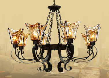De zwarte 8 Lichte Kroonluchter van het Huis Decoratieve Smeedijzer met Amberglasschaduw