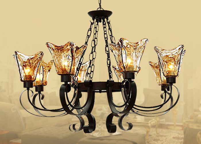 De zwarte 8 Lichte Kroonluchter van het Huis Decoratieve Smeedijzer met Amberglasschaduw